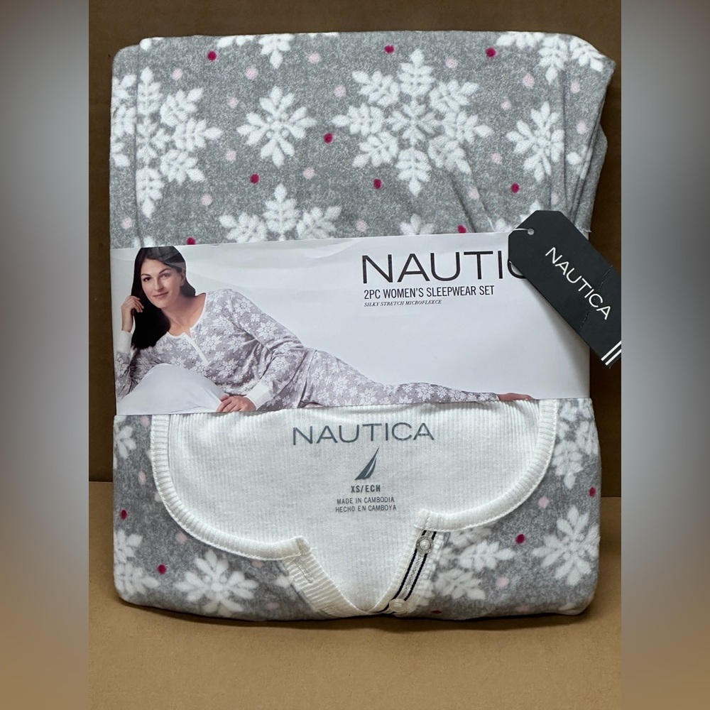NEW- Nautica Women's 2PC Sleepwear set- snowflake